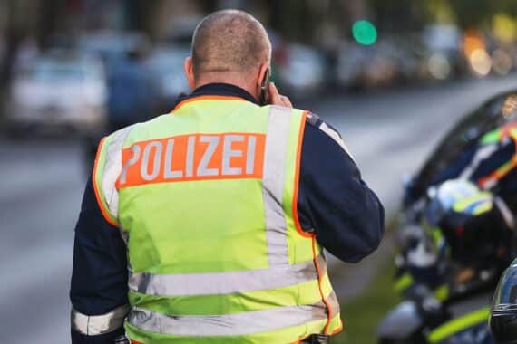 Radfahrerin kollidiert mit Jungen im Tunnel, Schwerverletzter auf Schulweg, Polizei ermittelt.