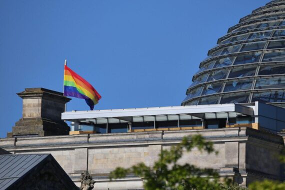 Regenbogenflaggen wehen am Bundestag, Symbol für Akzeptanz und Kampf gegen Diskriminierung.