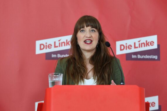 Heidi Reichinnek diskutiert Herausforderungen der schwarz-roten Koalition in Deutschland.