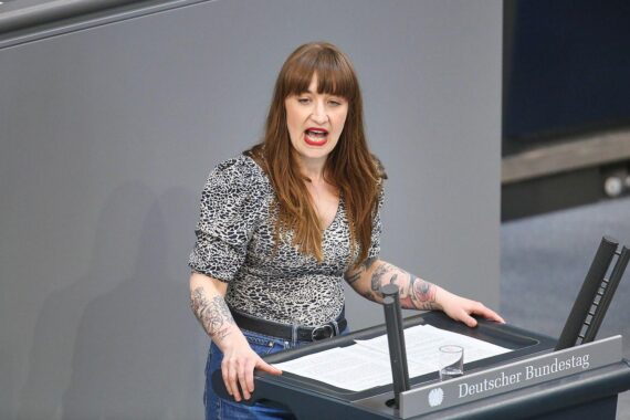 Heidi Reichinnek fordert schnelle Entlastungen gegen Preissteigerungen und kritisiert Regierung.