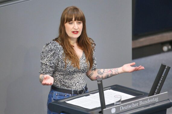 Heidi Reichinnek kritisiert Koalition: Versagen, Chaos und dringender Reformbedarf stehen im Fokus.