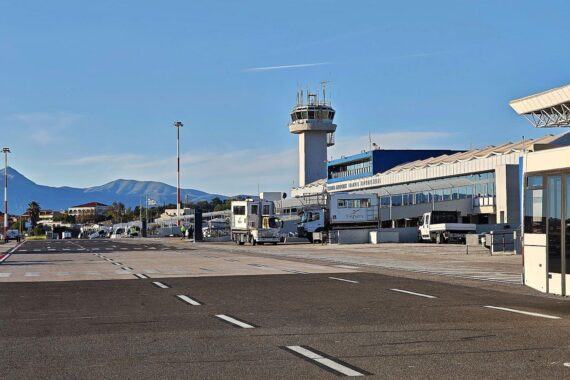 Flughafen Korfu zeigt Tourismus trotz steigender Kerosinpreise und stabilen Reiseangeboten.