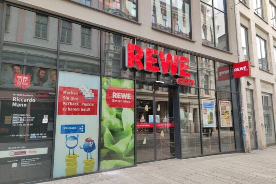 Rewe-Chef Souque kritisiert hohe Schokoladenpreise trotz sinkender Rohstoffkosten von Markenherstellern.