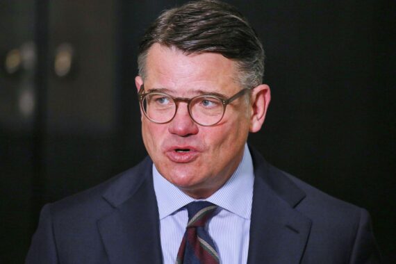 Boris Rhein spricht zu Reformen, Empathie und Politik, um gesellschaftliche Stabilität zu fördern.