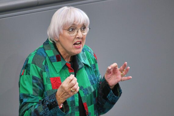 Claudia Roth diskutiert ESC-Boykott und Vielfalt, repräsentiert durch queere Künstler und Kultur.