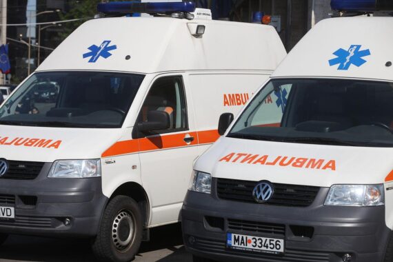 Drohne schlägt in Hochhaus ein, Rettungsdienst hilft verletzten Personen in Galati, Rumänien.