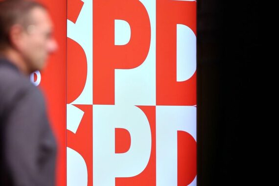 Demonstration für Rechtsstaatlichkeit: SPD, Linke, Grüne vereint für Verfassungsschutz in Schwerin.