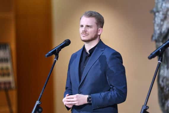 Tim Klüssendorf diskutiert Reformpaket mit Sozialpartnern und betont wichtige gesellschaftliche Zusammenarbeit.