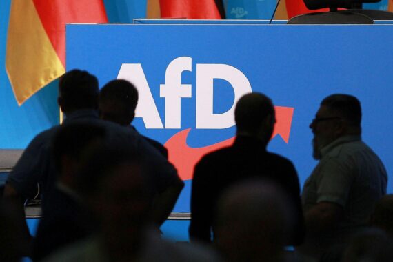 AfD-Logo vor einem Hintergrund, der Demokratie und Freiheit symbolisiert, um die Warnung zu verdeutlichen.