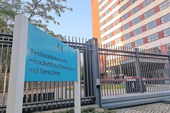 SPD-Politiker diskutieren Entwicklungshelfer-Kürzungen, betonen strategischen Wert und Effektivität der Hilfe.