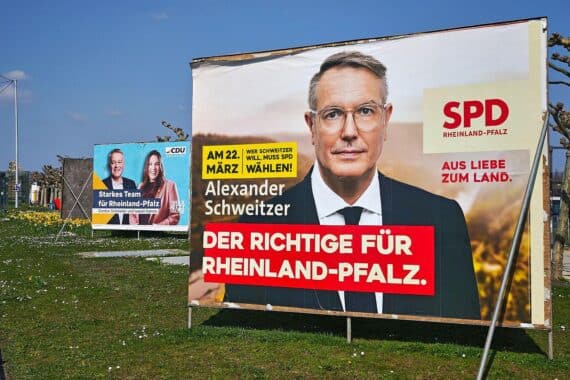 Wahlplakate von CDU und SPD symbolisieren neues Regierungsbündnis in Rheinland-Pfalz.
