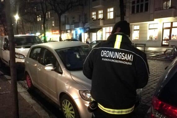 Politessen bei der Arbeit: Ordnungsdienst prüft Fahrzeuge und setzt Bußgelder durch.