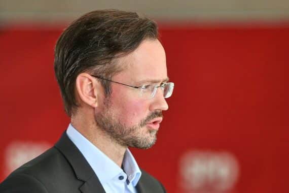 Dirk Wiese bespricht Koalitionspläne mit Arbeitgebern, Gewerkschaften und Regierungsparteien in Berlin.