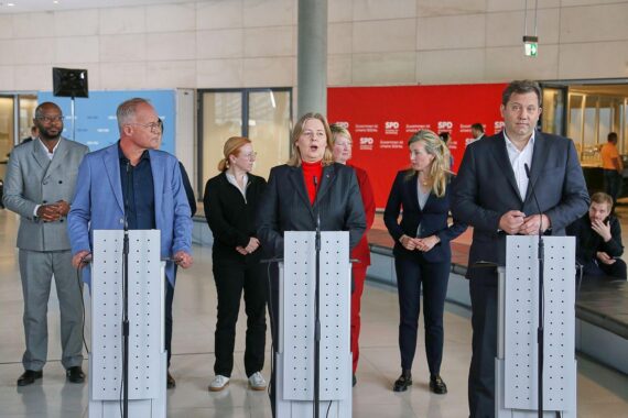 SPD-Politiker Miersch, Bas und Klingbeil zeigen Entschlossenheit zur Koalitionsfortsetzung im Bundestag.