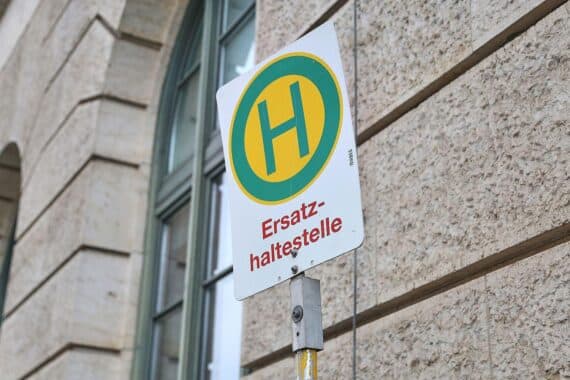 Politische Debatte über Elektromobilität und Klimaschutz in Baden-Württemberg, symbolisiert durch Bus- oder Ersatzhaltestelle.