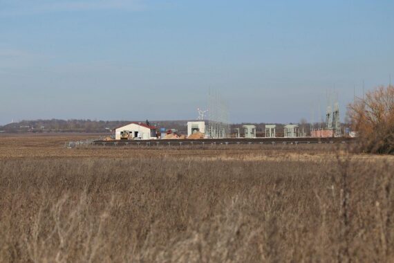 Gewerbegebiet mit Ackerflächen, geplant für zukünftige High-Tech-Ansiedlungen in Sachsen-Anhalt.