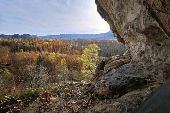 Sächsische Landschaft mit Touristen, die die Natur und Aktivitäten im Freistaat genießen.