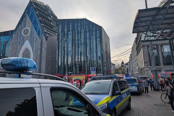 SUV fährt in belebte Menschenmenge in Leipzig, dramatische Szene eines Amoklaufs.
