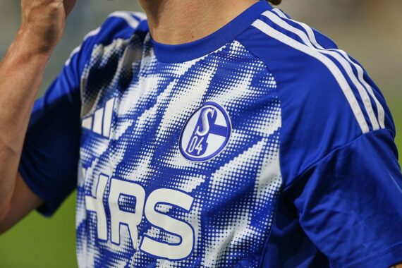 Aufstiegsmannschaft von Schalke 04 verewigt sich im Goldenen Buch der Stadt Gelsenkirchen.