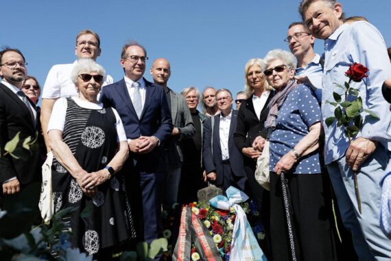 Gedenkzeremonie mit Kranzniederlegung für die Opfer des Brünner Todesmarschs, symbolisierte Versöhnung.