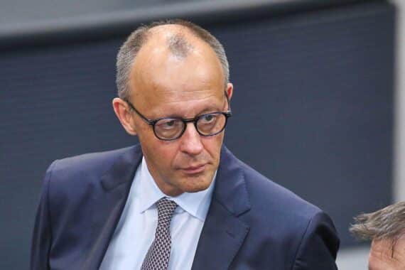 André Dietz kritisiert Friedrich Merz wegen Kürzungen bei Behinderten- und Pflegehilfen in Deutschland.