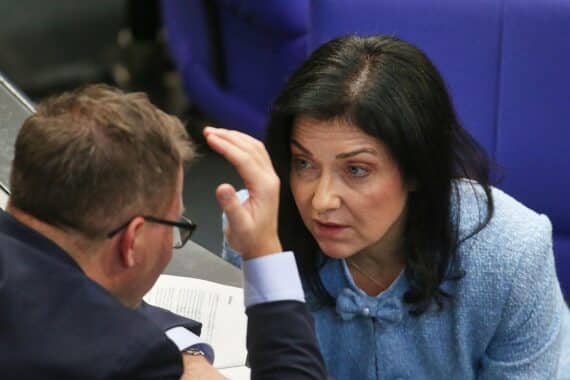 Konfrontation zwischen Schneider und Reiche: Energiepolitik und Klimaziele im Fokus der Debatte.