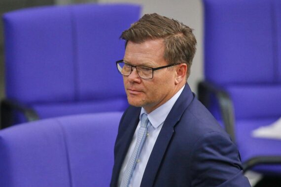 Carsten Schneider diskutiert Klimaziele, betont Energiewende und erneuerbare Energien in Berlin.
