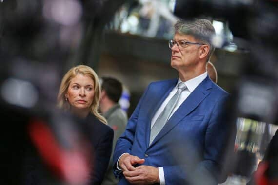Evelyn Palla und Patrick Schnieder diskutieren über Bahnverkehr und Pünktlichkeit in Berlin.