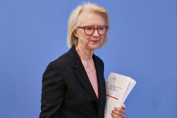 Monika Schnitzer diskutiert Künstliche Intelligenz und deren Bedeutung für Wirtschaft und Politik.