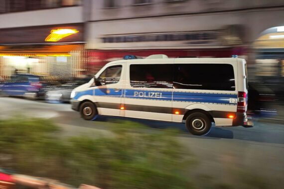 Polizeieinsatz nach Schießerei in Schöneberg; Mann lebensgefährlich verletzt, Täter flüchtig.