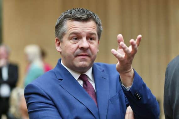 Sven Schulze spricht für Sparanstrengungen und betont Herausforderungen der Ostdeutschen im Rentensystem.