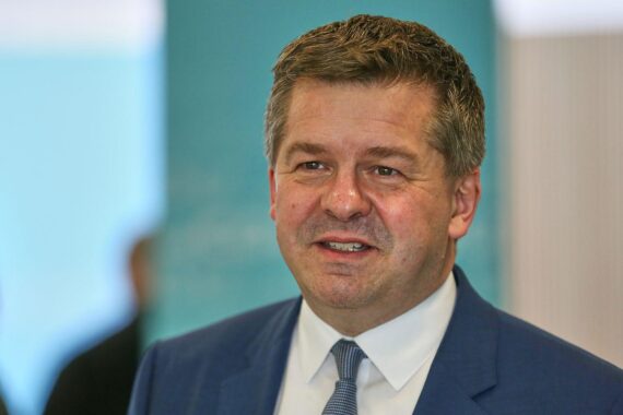 Sven Schulze warnt vor Schulsterben und Problemen bei Schulabschlüssen unter AfD-Regierung.