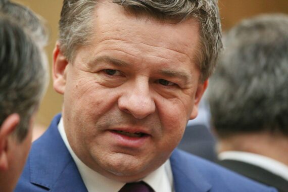 Sven Schulze im Anzug, bereit für Debatte, Hintergrund Sachsen-Anhalt, politische Atmosphäre.