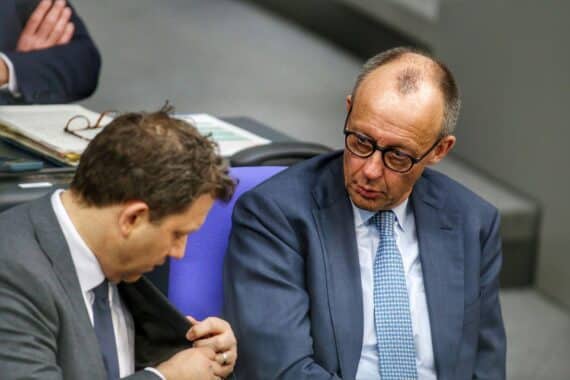 Unzufriedenheitsgrafik: Regierungsarbeit, Umfrageergebnisse, Lars Klingbeil, Friedrich Merz, Koalitionskrise.