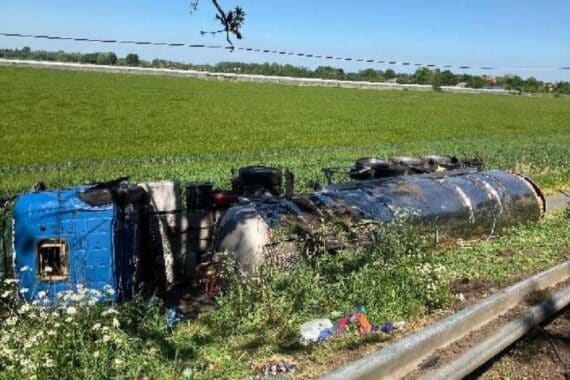 Sattelzug liegt umgekippt auf Radweg, Feuerwehr rettet Fahrer, Verkehrsunfall auf Bundesstraße.