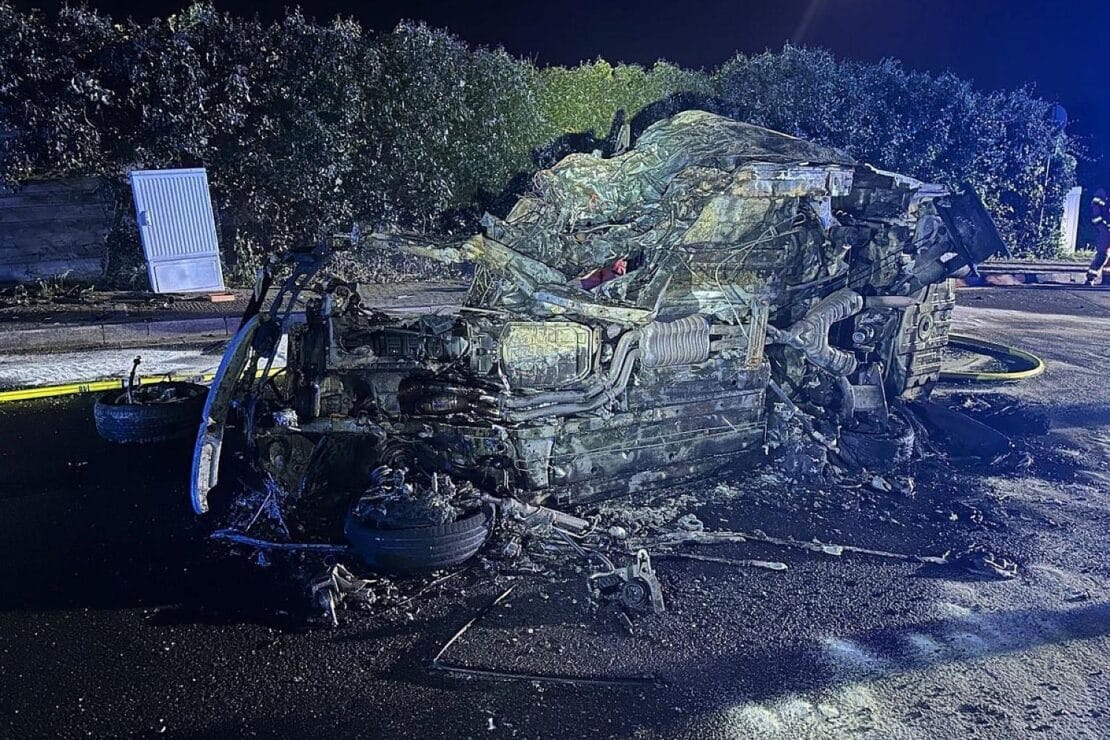 Schwerer Unfall mit Fahrzeugbrand in Velbert-Langenberg