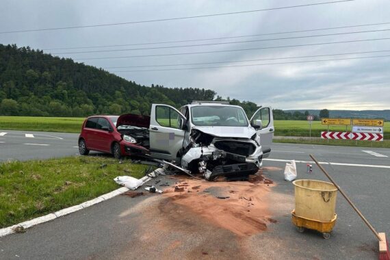 Zwei beschädigte Fahrzeuge nach einem schweren Verkehrsunfall an einer Kreuzung in Höxter.