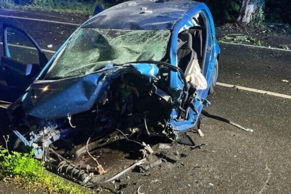 Verunfallter Pkw gegen Baum, Feuerwehr im Einsatz, Rettungskräfte befreien Fahrer, Einsatzort Bottrop.