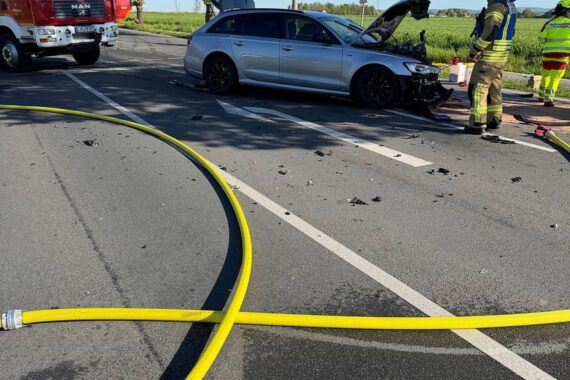 Frontalzusammenstoß zweier Pkw, Feuerwehr und Rettungsdienste im Einsatz, verletzte Personen werden behandelt.