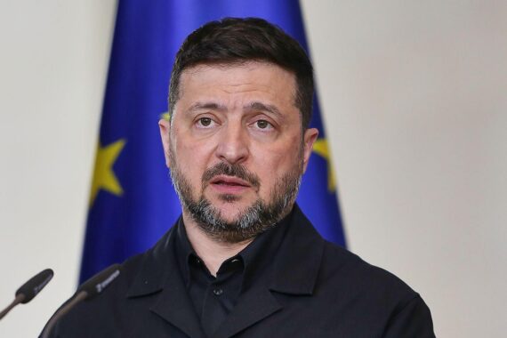Drohnenangriffe auf die Ukraine: Verwüstung, Trauer und geopolitische Spannungen symbolisieren.