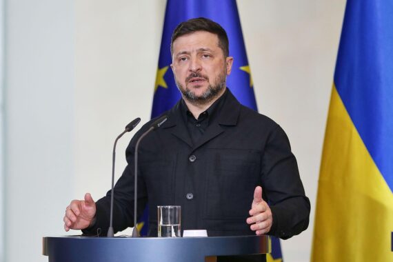 Mona Neubaur erhält Orden in Kiew von Wolodymyr Selenskyj für Verdienste um die Ukraine.