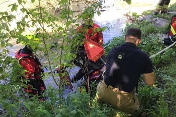 Ältere Dame im Wasser, Feuerwehr hilft, Elektromobil wird geborgen, keine Verletzungen festgestellt.