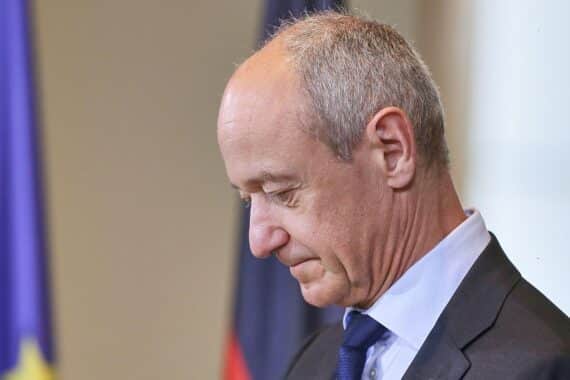 Siemens-Chef Roland Busch diskutiert wirtschaftliche Herausforderungen und AfD-Regierungsbeteiligung. Dringlichkeit und Reformbedarf betont.