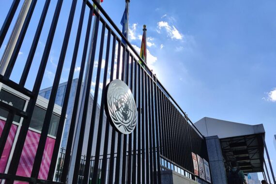 Internationale Friedensmissionen in Gefahr: Rückgang der Einsatzkräfte, geopolitische Spannungen und Finanzierungskrisen.
