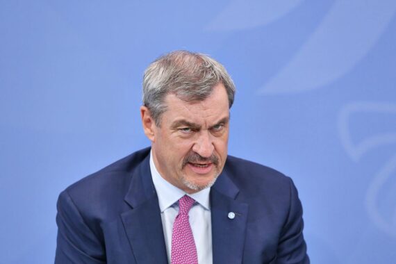 Markus Söder spricht über Herausforderungen einer Minderheitsregierung und plädiert für stabile Koalitionen.