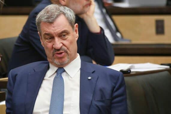 Markus Söder fordert Steuersenkungen und Einhaltung der Schuldenbremse in Berlin.