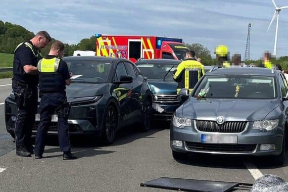 Solarpanel auf Autobahn, Unfallstelle mit Fahrzeugen, Polizei, beschädigte Autos, Rettungskräfte.