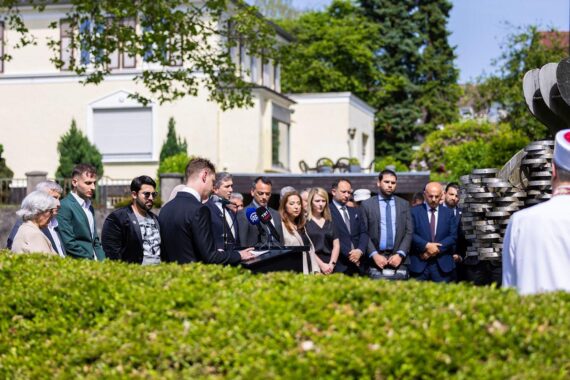 Gedenkveranstaltung in Solingen: Trauer um die Opfer des Brandanschlags 1993 mit Schülerbeiträgen.