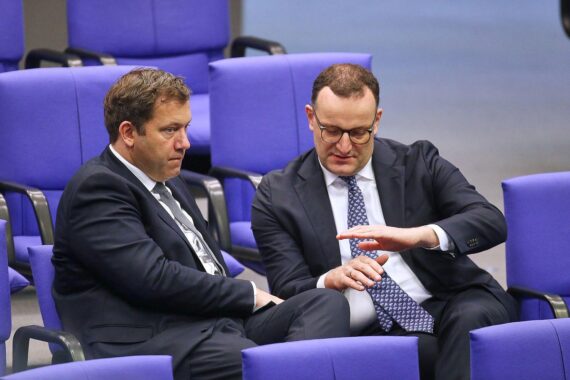 Jens Spahn und Lars Klingbeil diskutieren Einkommensteuerreform, Zusammenarbeit betont, finanzielle Entlastung im Fokus.