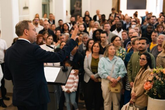 Feierliche Einbürgerungszeremonie im Ulmer Rathaus mit Oberbürgermeister und neuen Staatsbürgern.